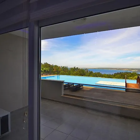 Tropicana 3 Bed Lejlighed *