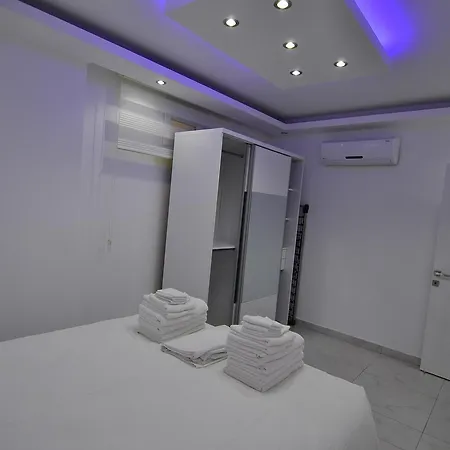 Tropicana 3 Bed Lejlighed *