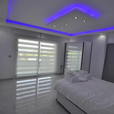 Tropicana 3 Bed Lejlighed *